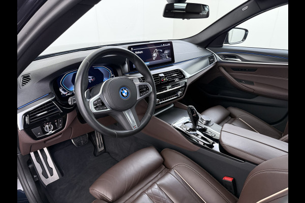 BMW 5 Serie Touring 530e 292PK Hybrid xDrive M-Sport Leder Elek.Comfort Stoelen+Memory+Verwarmd Shadow Line Live Cockpit Pro Apple Carplay/A Elek.Achterklep Aero-Pack 4WD AWD Pdc DAB+ Led+High Beam Assist Cruise Control Wifi Dealeronderhouden Origineel Nederlandse Auto