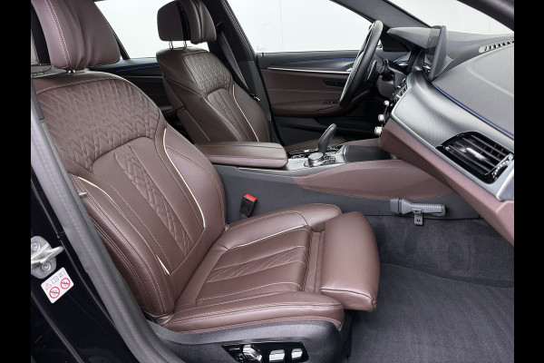 BMW 5 Serie Touring 530e 292PK Hybrid xDrive M-Sport Leder Elek.Comfort Stoelen+Memory+Verwarmd Shadow Line Live Cockpit Pro Apple Carplay/A Elek.Achterklep Aero-Pack 4WD AWD Pdc DAB+ Led+High Beam Assist Cruise Control Wifi Dealeronderhouden Origineel Nederlandse Auto