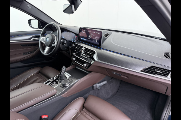 BMW 5 Serie Touring 530e 292PK Hybrid xDrive M-Sport Leder Elek.Comfort Stoelen+Memory+Verwarmd Shadow Line Live Cockpit Pro Apple Carplay/A Elek.Achterklep Aero-Pack 4WD AWD Pdc DAB+ Led+High Beam Assist Cruise Control Wifi Dealeronderhouden Origineel Nederlandse Auto