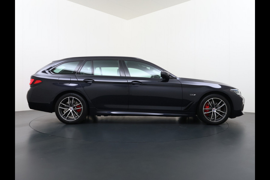 BMW 5 Serie Touring 530e 292PK Hybrid xDrive M-Sport Leder Elek.Comfort Stoelen+Memory+Verwarmd Shadow Line Live Cockpit Pro Apple Carplay/A Elek.Achterklep Aero-Pack 4WD AWD Pdc DAB+ Led+High Beam Assist Cruise Control Wifi Dealeronderhouden Origineel Nederlandse Auto