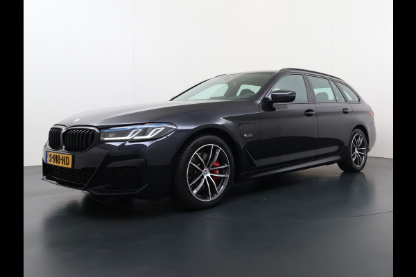 BMW 5 Serie Touring 530e 292PK Hybrid xDrive M-Sport Leder Elek.Comfort Stoelen+Memory+Verwarmd Shadow Line Live Cockpit Pro Apple Carplay/A Elek.Achterklep Aero-Pack 4WD AWD Pdc DAB+ Led+High Beam Assist Cruise Control Wifi Dealeronderhouden Origineel Nederlandse Auto