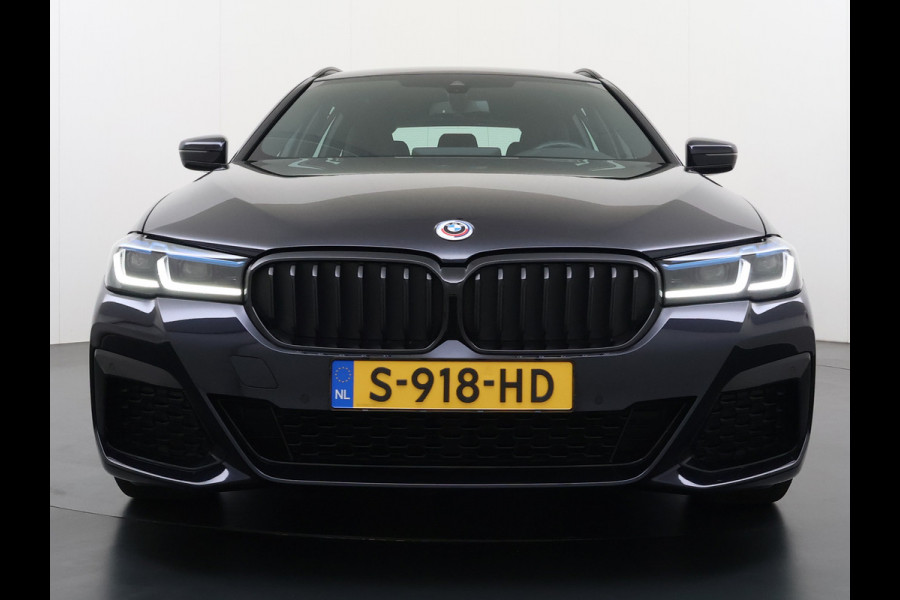 BMW 5 Serie Touring 530e 292PK Hybrid xDrive M-Sport Leder Elek.Comfort Stoelen+Memory+Verwarmd Shadow Line Live Cockpit Pro Apple Carplay/A Elek.Achterklep Aero-Pack 4WD AWD Pdc DAB+ Led+High Beam Assist Cruise Control Wifi Dealeronderhouden Origineel Nederlandse Auto