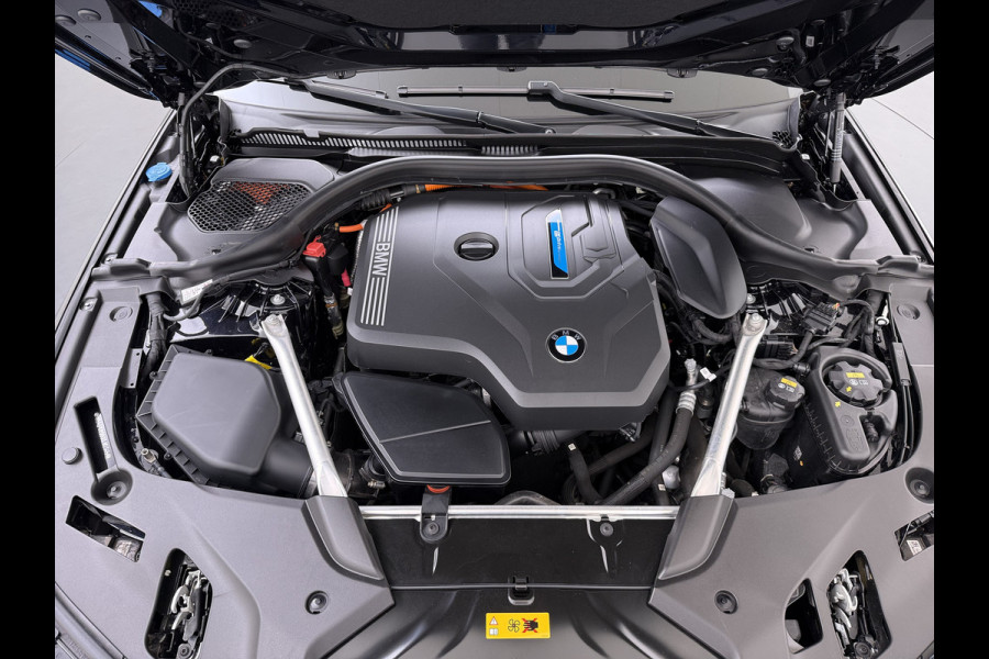 BMW 5 Serie Touring 530e 292PK Hybrid xDrive M-Sport Leder Elek.Comfort Stoelen+Memory+Verwarmd Shadow Line Live Cockpit Pro Apple Carplay/A Elek.Achterklep Aero-Pack 4WD AWD Pdc DAB+ Led+High Beam Assist Cruise Control Wifi Dealeronderhouden Origineel Nederlandse Auto
