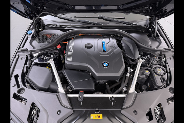 BMW 5 Serie Touring 530e 292PK Hybrid xDrive M-Sport Leder Elek.Comfort Stoelen+Memory+Verwarmd Shadow Line Live Cockpit Pro Apple Carplay/A Elek.Achterklep Aero-Pack 4WD AWD Pdc DAB+ Led+High Beam Assist Cruise Control Wifi Dealeronderhouden Origineel Nederlandse Auto