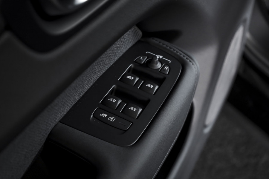 Volvo XC60 2.0 T8 Plug-in hybrid AWD Plus Black Edition | S/K Panodak | Elek. Trekhaak | 360 Camera | Head-Up | Harman/Kardon | Dig.Cockpit | Adapt.Cruise | Stoel-+Stuurverw. | NAV+App.Connect | Auto.Airco | LM 21" | 9971