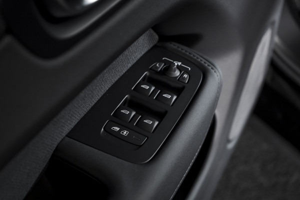 Volvo XC60 2.0 T8 Plug-in hybrid AWD Plus Black Edition | S/K Panodak | Elek. Trekhaak | 360 Camera | Head-Up | Harman/Kardon | Dig.Cockpit | Adapt.Cruise | Stoel-+Stuurverw. | NAV+App.Connect | Auto.Airco | LM 21" | 9971
