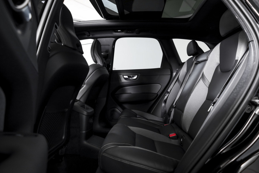 Volvo XC60 2.0 T8 Plug-in hybrid AWD Plus Black Edition | S/K Panodak | Elek. Trekhaak | 360 Camera | Head-Up | Harman/Kardon | Dig.Cockpit | Adapt.Cruise | Stoel-+Stuurverw. | NAV+App.Connect | Auto.Airco | LM 21" | 9971