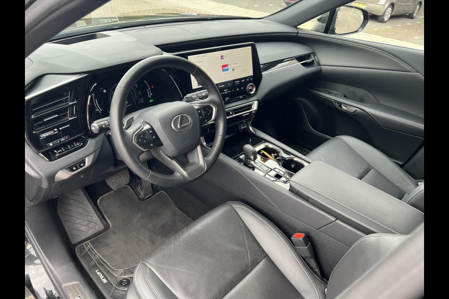 Lexus RX 450h+ AWD F Sport Design | Eerste eigenaar, Trekhaak, Leer, 21 inch, Stoelventilatie, Stuurverwarming, Geheugenfunctie, Head up