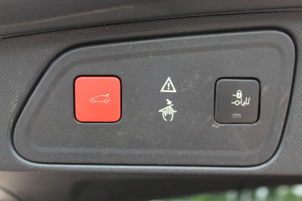 Peugeot 3008 1.2 PureTech Blue Lease Premium / Camera / Navigatie / Keyless / 19'' / Dodehoek / CarPlay / DAB / Cruise Control / LED Koplampen