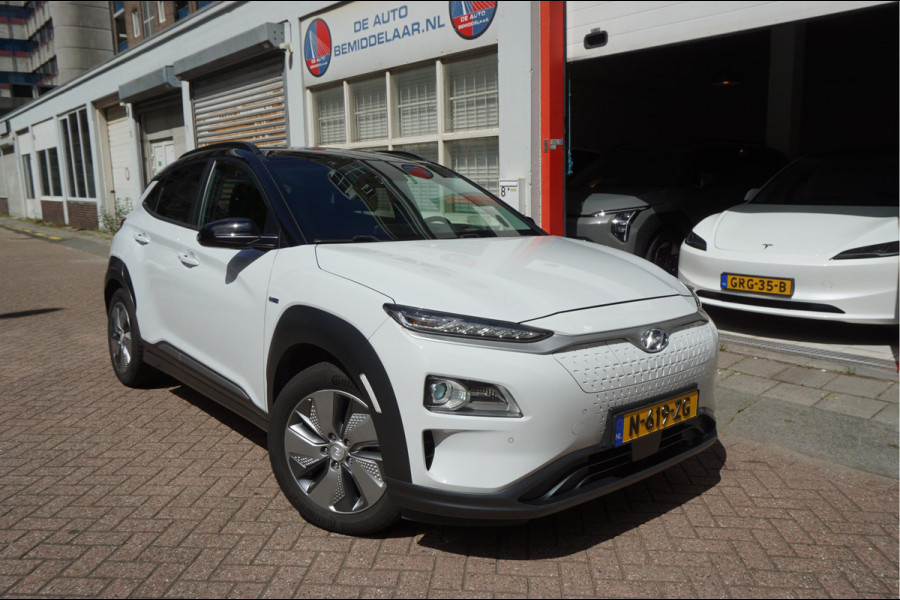 Hyundai Kona EV Premium 64 kWh | SOH 99.2% | Trekhaak | Leer | Adaptive + Lane + Blindspot | Premium Audio + Apple + All Season banden | Dealer onderhouden