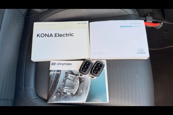 Hyundai Kona EV Premium 64 kWh | SOH 99.2% | Trekhaak | Leer | Adaptive + Lane + Blindspot | Premium Audio + Apple + All Season banden | Dealer onderhouden