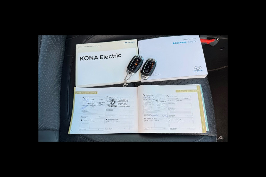 Hyundai Kona EV Premium 64 kWh | SOH 99.2% | Trekhaak | Leer | Adaptive + Lane + Blindspot | Premium Audio + Apple + All Season banden | Dealer onderhouden