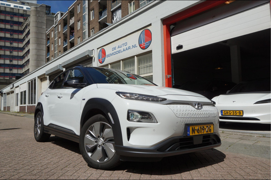 Hyundai Kona EV Premium 64 kWh | SOH 99.2% | Trekhaak | Leer | Adaptive + Lane + Blindspot | Premium Audio + Apple + All Season banden | Dealer onderhouden