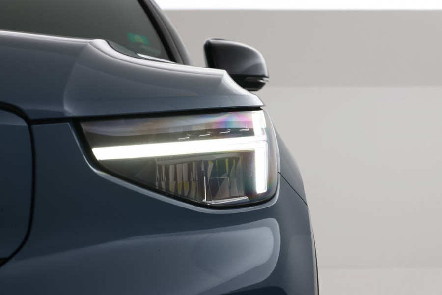 Volvo XC40 Recharge Core 70 kWh Zwarte hemel, Stoel/stuur verwarming, Apple carplay
