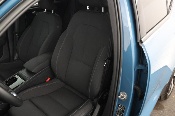 Volvo XC40 Recharge Core 70 kWh Zwarte hemel, Stoel/stuur verwarming, Apple carplay