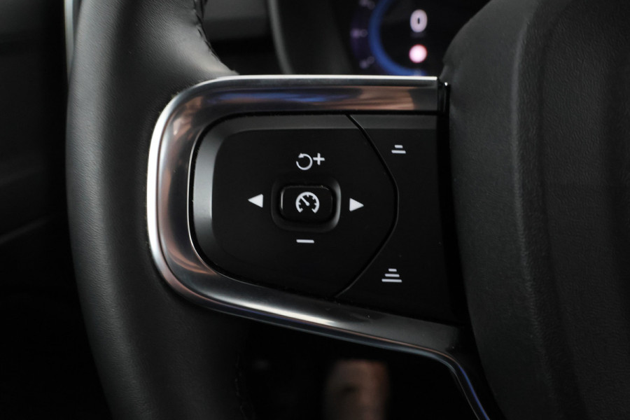 Volvo XC40 Recharge Core 70 kWh Zwarte hemel, Stoel/stuur verwarming, Apple carplay