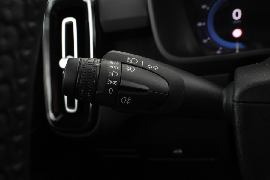 Volvo XC40 Recharge Core 70 kWh Zwarte hemel, Stoel/stuur verwarming, Apple carplay