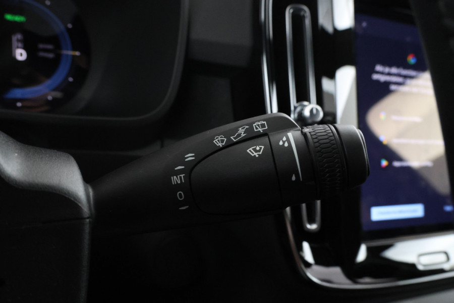 Volvo XC40 Recharge Core 70 kWh Zwarte hemel, Stoel/stuur verwarming, Apple carplay
