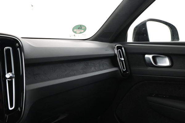 Volvo XC40 Recharge Core 70 kWh Zwarte hemel, Stoel/stuur verwarming, Apple carplay