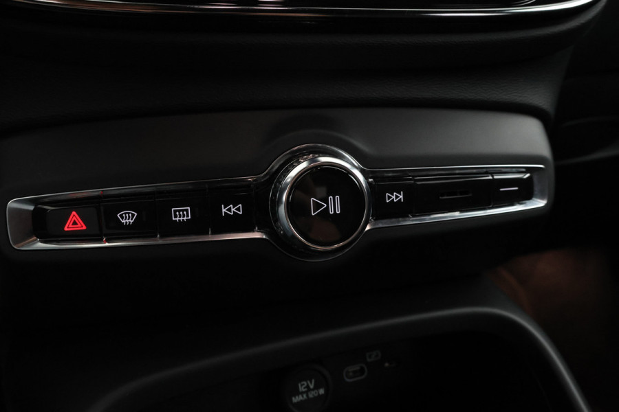 Volvo XC40 Recharge Core 70 kWh Zwarte hemel, Stoel/stuur verwarming, Apple carplay