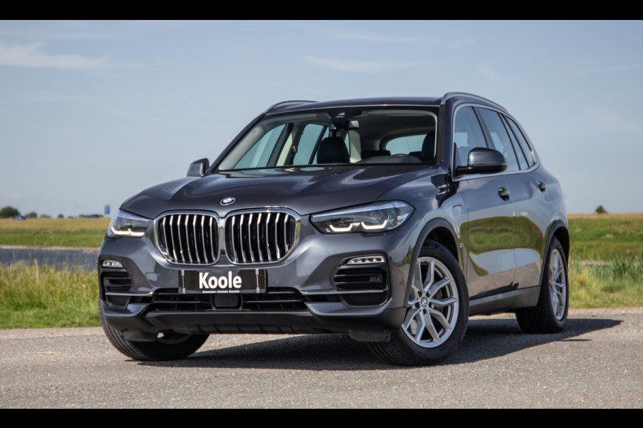 BMW X5 xDrive45e High Executive CARPLAY / CAMERA / DEALER ONDERHOUDEN / ZWART LEER / STOELVERWARMING / TREKHAAK