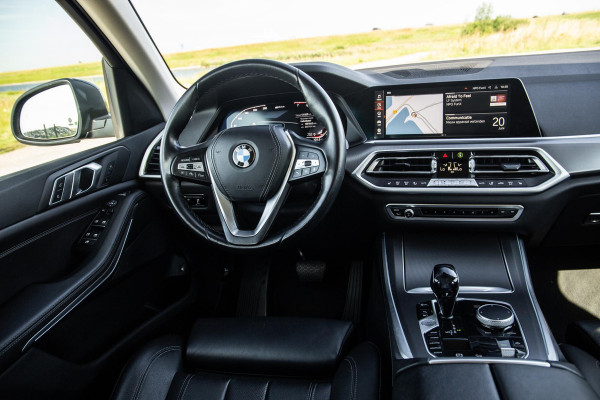 BMW X5 xDrive45e High Executive CARPLAY / CAMERA / DEALER ONDERHOUDEN / ZWART LEER / STOELVERWARMING / TREKHAAK