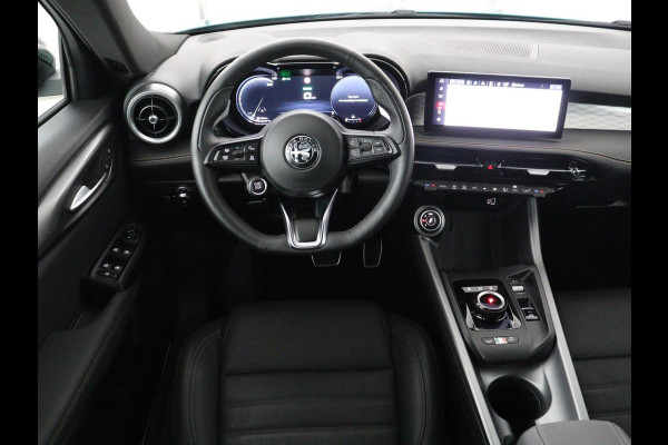Alfa Romeo Tonale 1.5T Hybrid Veloce | 360 Camera | Stoel ventilatie | Stoel/stuur verwarming | Carplay | Matrix LED | Digital cockpit | Keyless | Adaptive cruise | Elektrische stoelen | Leder | Parkeerhulp | Elektrische kofferbak | Climate control