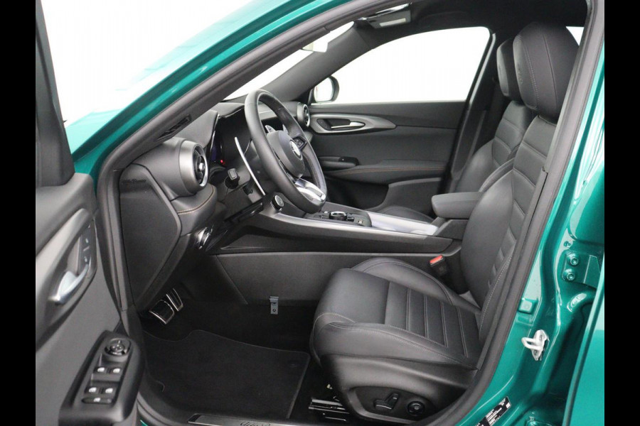 Alfa Romeo Tonale 1.5T Hybrid Veloce | 360 Camera | Stoel ventilatie | Stoel/stuur verwarming | Carplay | Matrix LED | Digital cockpit | Keyless | Adaptive cruise | Elektrische stoelen | Leder | Parkeerhulp | Elektrische kofferbak | Climate control