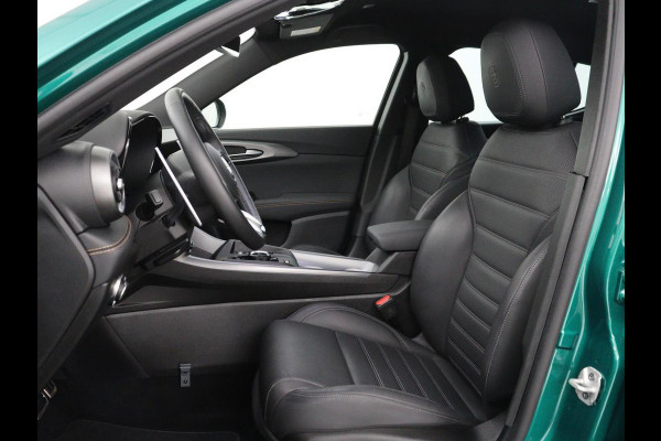 Alfa Romeo Tonale 1.5T Hybrid Veloce | 360 Camera | Stoel ventilatie | Stoel/stuur verwarming | Carplay | Matrix LED | Digital cockpit | Keyless | Adaptive cruise | Elektrische stoelen | Leder | Parkeerhulp | Elektrische kofferbak | Climate control