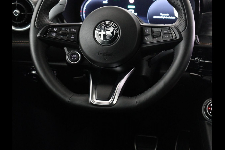 Alfa Romeo Tonale 1.5T Hybrid Veloce | 360 Camera | Stoel ventilatie | Stoel/stuur verwarming | Carplay | Matrix LED | Digital cockpit | Keyless | Adaptive cruise | Elektrische stoelen | Leder | Parkeerhulp | Elektrische kofferbak | Climate control