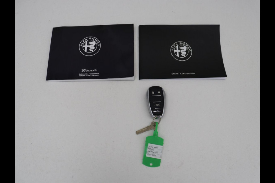 Alfa Romeo Tonale 1.5T Hybrid Veloce | 360 Camera | Stoel ventilatie | Stoel/stuur verwarming | Carplay | Matrix LED | Digital cockpit | Keyless | Adaptive cruise | Elektrische stoelen | Leder | Parkeerhulp | Elektrische kofferbak | Climate control