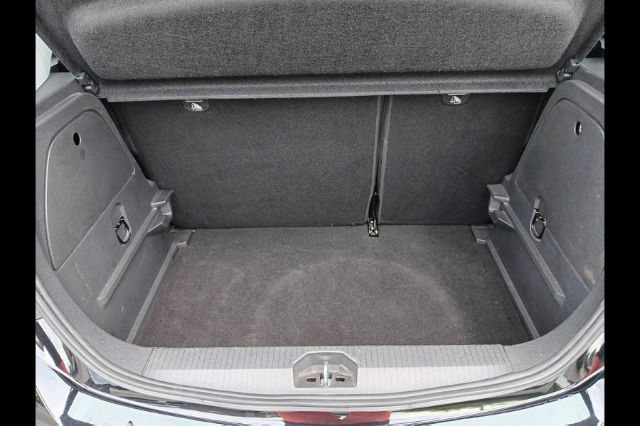 Opel Corsa 1.4 90PK Favourite+ met Airco, Navigatie, Carplay, Trekhaak, 16" LMV etc. incl. 12 maanden BOVAG-garantie
