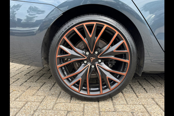 CUPRA Leon Sportstourer 1.4 e-Hybrid VZ * Leder * Startknop stuur * Camera * Side Assist *