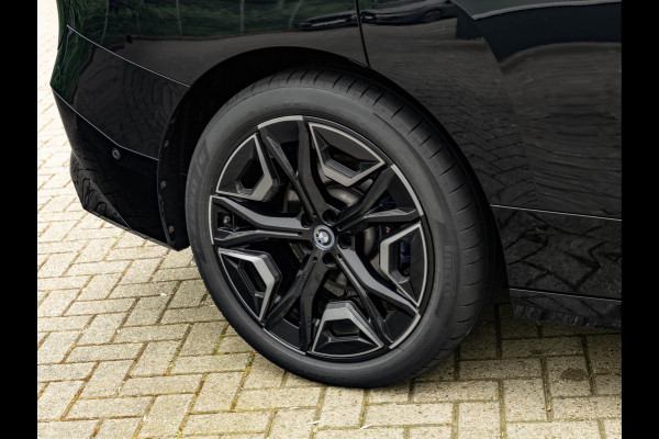 BMW iX M60 - Pano - Bowers & Wilkins - Active Steering - Luchtvering - 112kWh