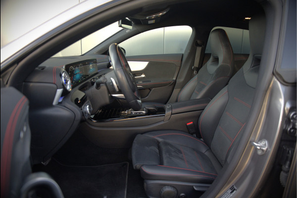 Mercedes-Benz CLA-Klasse Shooting Brake 250 e Business Solution AMG Limited | Stoelverwarming | Parkeersensoren | Navigatie | Cruise Control | Keyless | Ambiance Verlichting | Climate Control