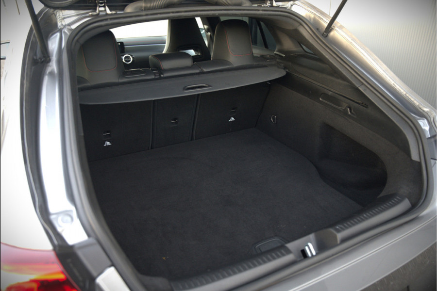 Mercedes-Benz CLA-Klasse Shooting Brake 250 e Business Solution AMG Limited | Stoelverwarming | Parkeersensoren | Navigatie | Cruise Control | Keyless | Ambiance Verlichting | Climate Control