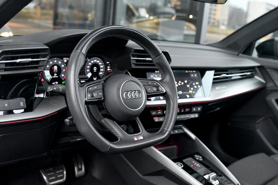 Audi A3 Sportback 45 TFSI e 3x S-Line Competition. Pano, ACC, Keyless, Sfeer, CarPlay!