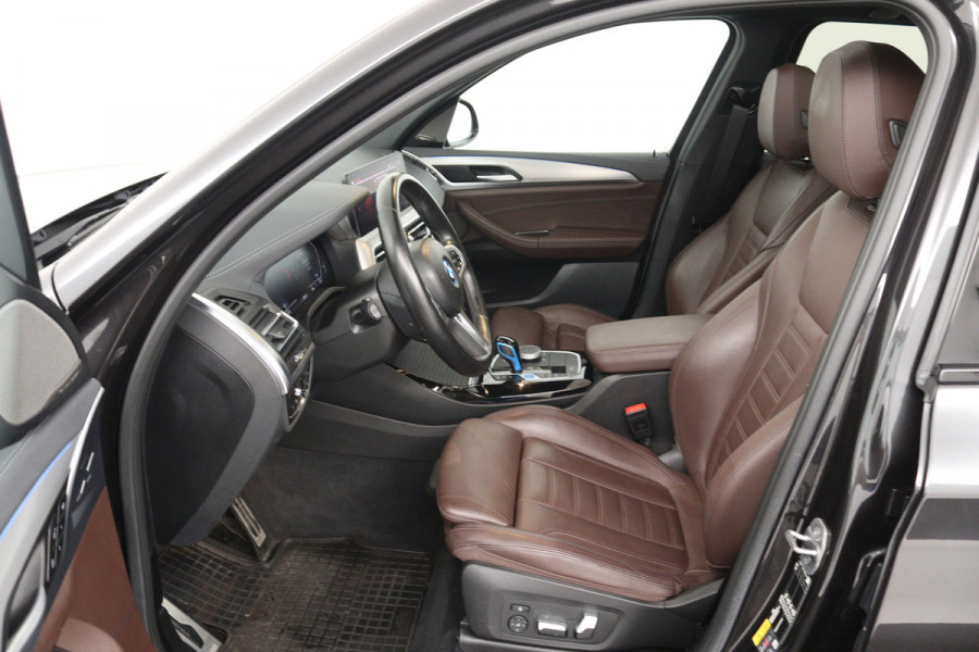 BMW iX3 High Executive 80 kWh (SOH 98,1%, PANO, TREKHAAK WEGKLAPBAAR, STOEL/STUUR VERWARMING, ELEKTR STOELEN, CRUISE ADAPTIEF)