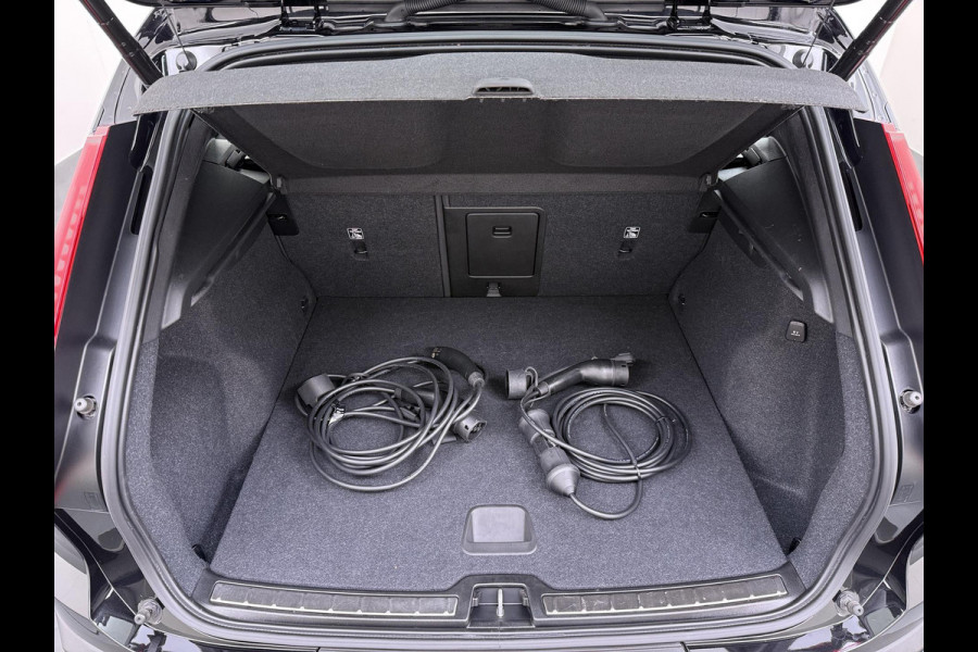Volvo XC40 1.5 T5 Recharge Inscription VAN: 35.900,- VOOR: 33.877,- UW WKVOORDEEL: 2.023,- | HARMAN KARDON | ELECTR. STOELEN | UNIEKE KMSTAND | CAMERA | ELECTR. ACHTERKLEP | RIJKLAAR INCL. 12 MND BOVAG GARANTIE