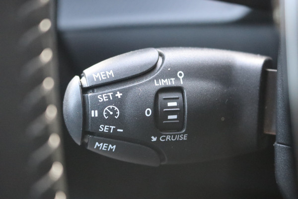 Peugeot 208 1.2 PureT. 100PK Allure Carplay-android/Parkeerhulp/Cruise-control