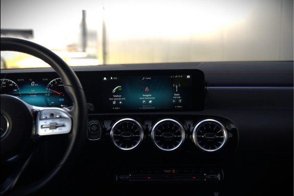 Mercedes-Benz CLA-Klasse Shooting Brake 250 e Business Solution AMG Limited | Stoelverwarming | Parkeersensoren | Navigatie | Cruise Control | Keyless | Ambiance Verlichting | Climate Control