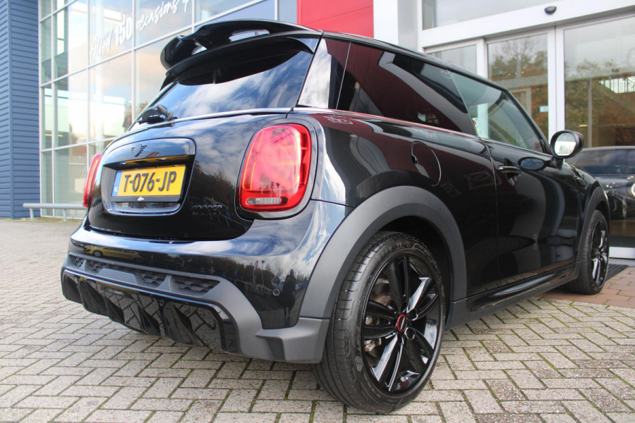 MINI 3-deurs COOPER 1.5 136PK JOHN COOPER WORKS RESOLUTE ED. | AUTOMAAT | NAVIGATIE 8,8'' | DRAADLOOS APPLE CARPLAY | SFEERVERLICHTING | 17'' JCW VIJF DUBBELSPAAKS VELGEN IN GLOSS BLACK | JCW VOOR EN ACHTERBUMPER | JCW SPORTSTOELEN MET LEER/ALCATARA | JCW DORPEL INSTAPLIJSTEN | JCW STUURWIEL | FULL LED KOPLAMPEN | UNION JACK LED ACHTERVERLICHTING | ELEKTRISCH INKLAPBARE BUITENSPIEGELS | DIGITALE COCKPIT |