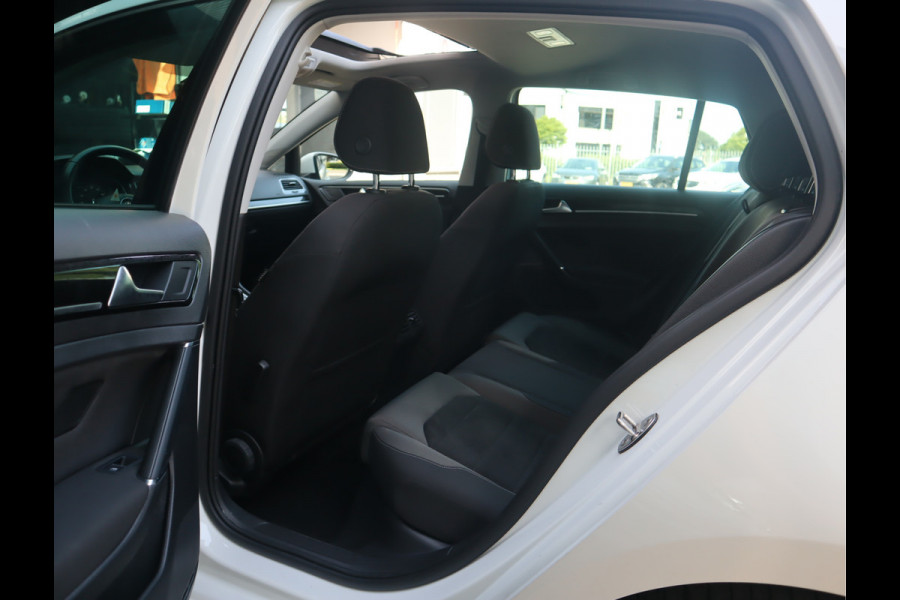 Volkswagen Golf 1.5 TSI Highline Pano / Led / Navi / Elekramen / R-Line / Dealer onderhouden