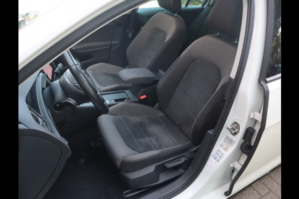 Volkswagen Golf 1.5 TSI Highline Pano / Led / Navi / Elekramen / R-Line / Dealer onderhouden