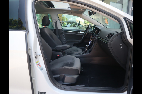 Volkswagen Golf 1.5 TSI Highline Pano / Led / Navi / Elekramen / R-Line / Dealer onderhouden