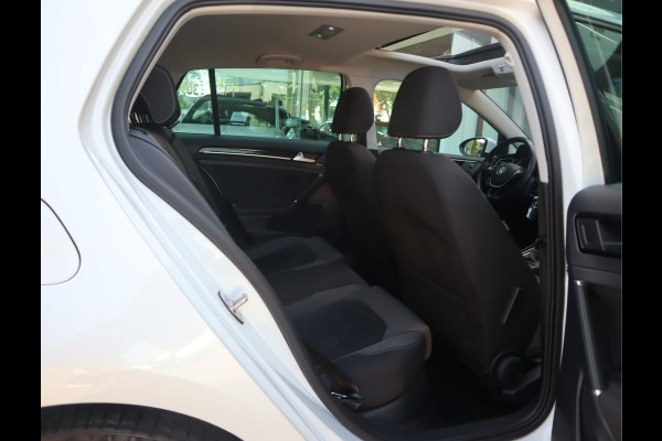 Volkswagen Golf 1.5 TSI Highline Pano / Led / Navi / Elekramen / R-Line / Dealer onderhouden