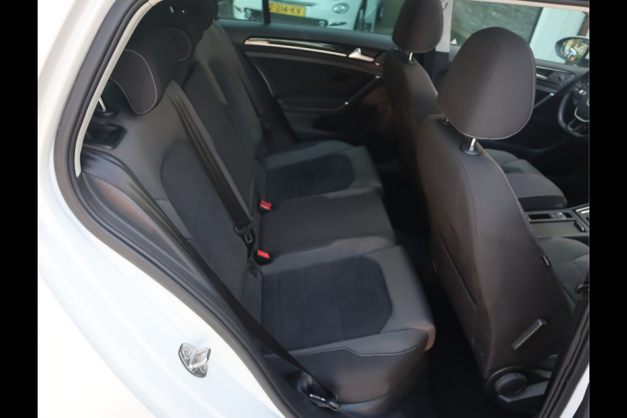 Volkswagen Golf 1.5 TSI Highline Pano / Led / Navi / Elekramen / R-Line / Dealer onderhouden