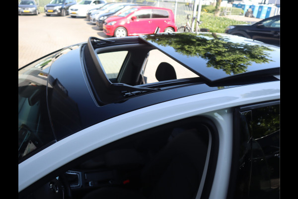 Volkswagen Golf 1.5 TSI Highline Pano / Led / Navi / Elekramen / R-Line / Dealer onderhouden