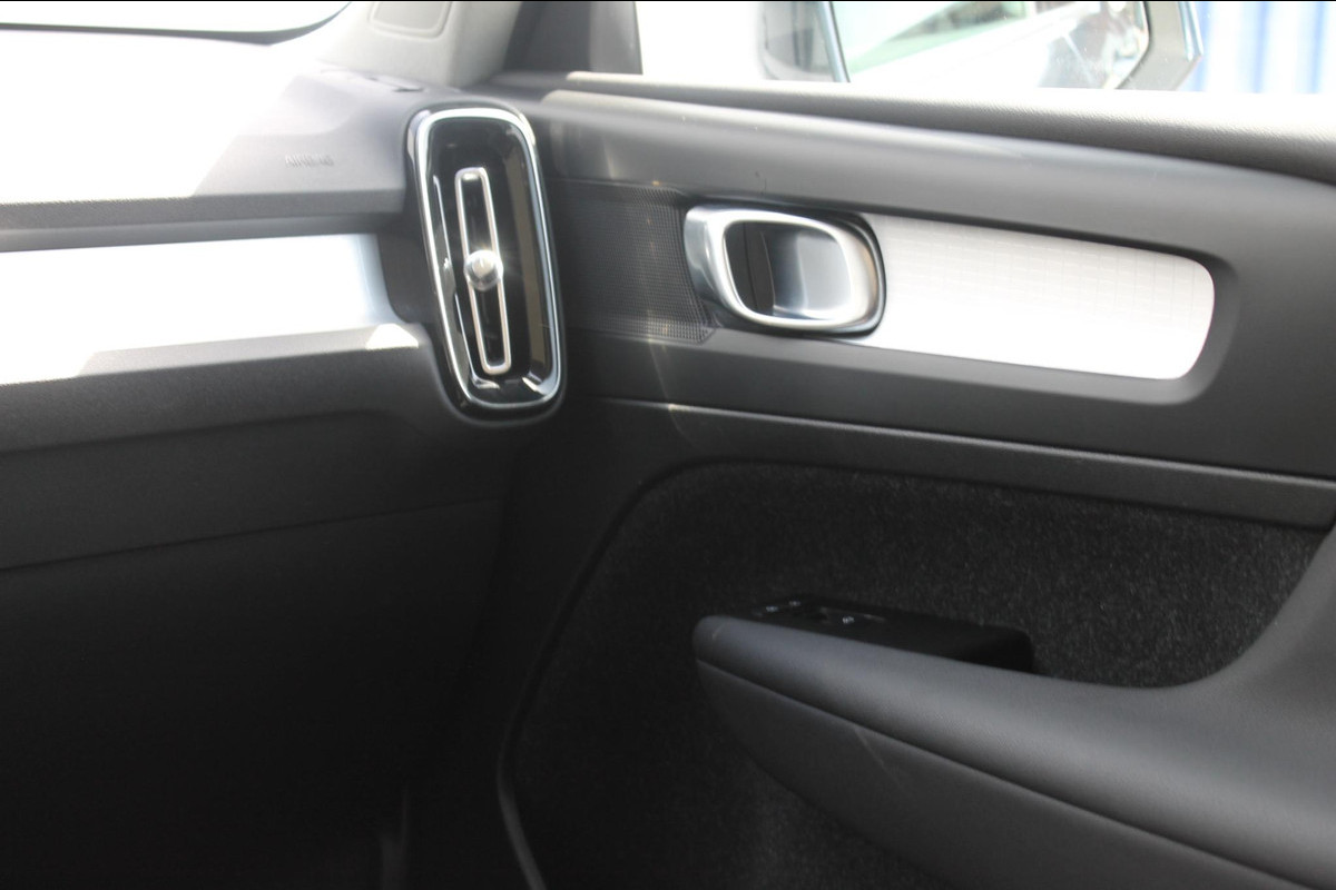 Volvo XC40 T5 262PK Automaat Recharge Business Pro Blis / Panoramisch schuif-kaneldak / Adaptieve Cruise Control / Parkeersensoren voor en achter met parkeercamera /Cross traffic alert