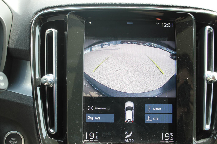 Volvo XC40 T5 262PK Automaat Recharge Business Pro Blis / Panoramisch schuif-kaneldak / Adaptieve Cruise Control / Parkeersensoren voor en achter met parkeercamera /Cross traffic alert